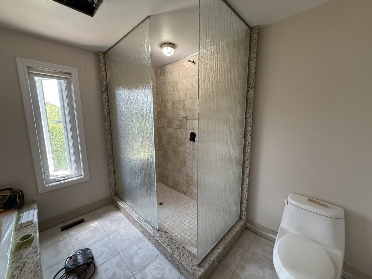 Avant les travaux, salle de bain en cours de rénovation, plancher encore à refaire