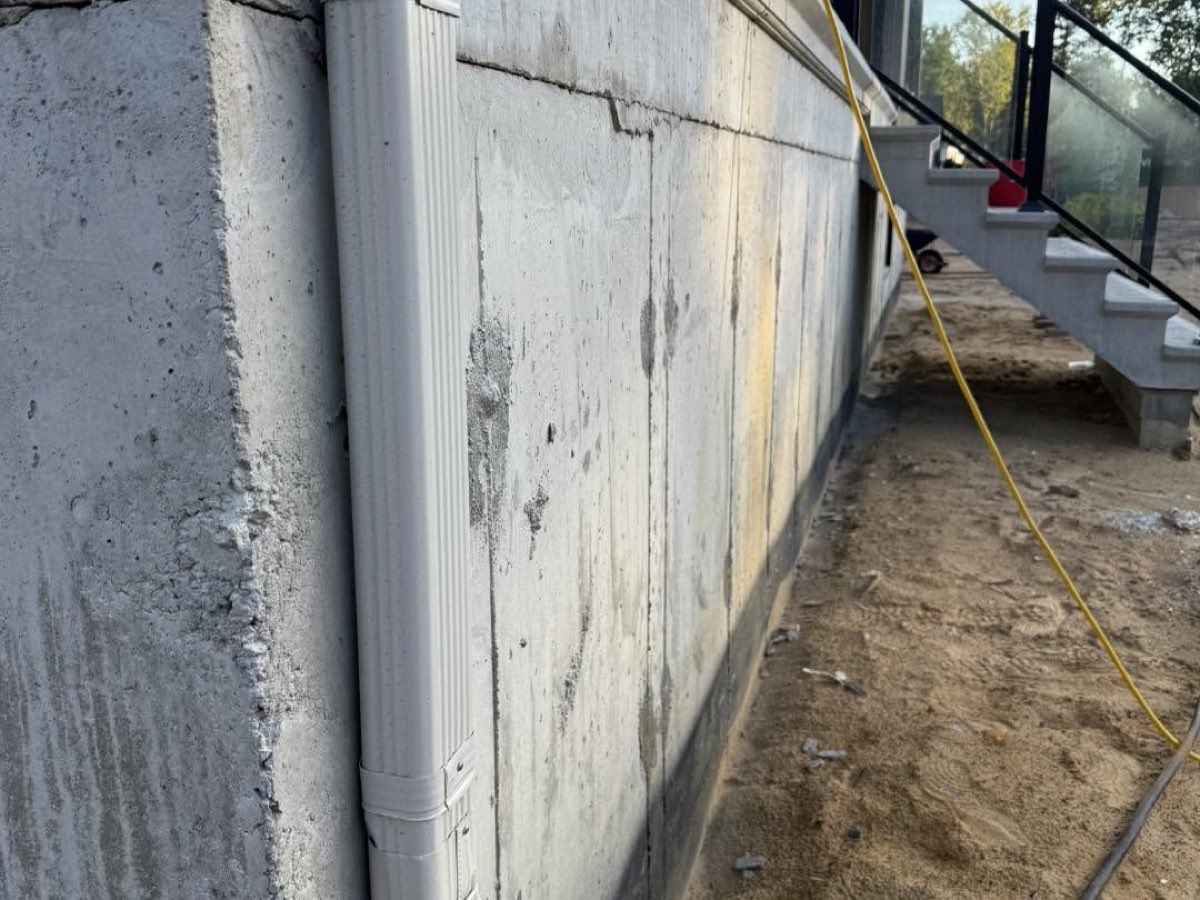 Avant les travaux, mur de fondation en béton brut